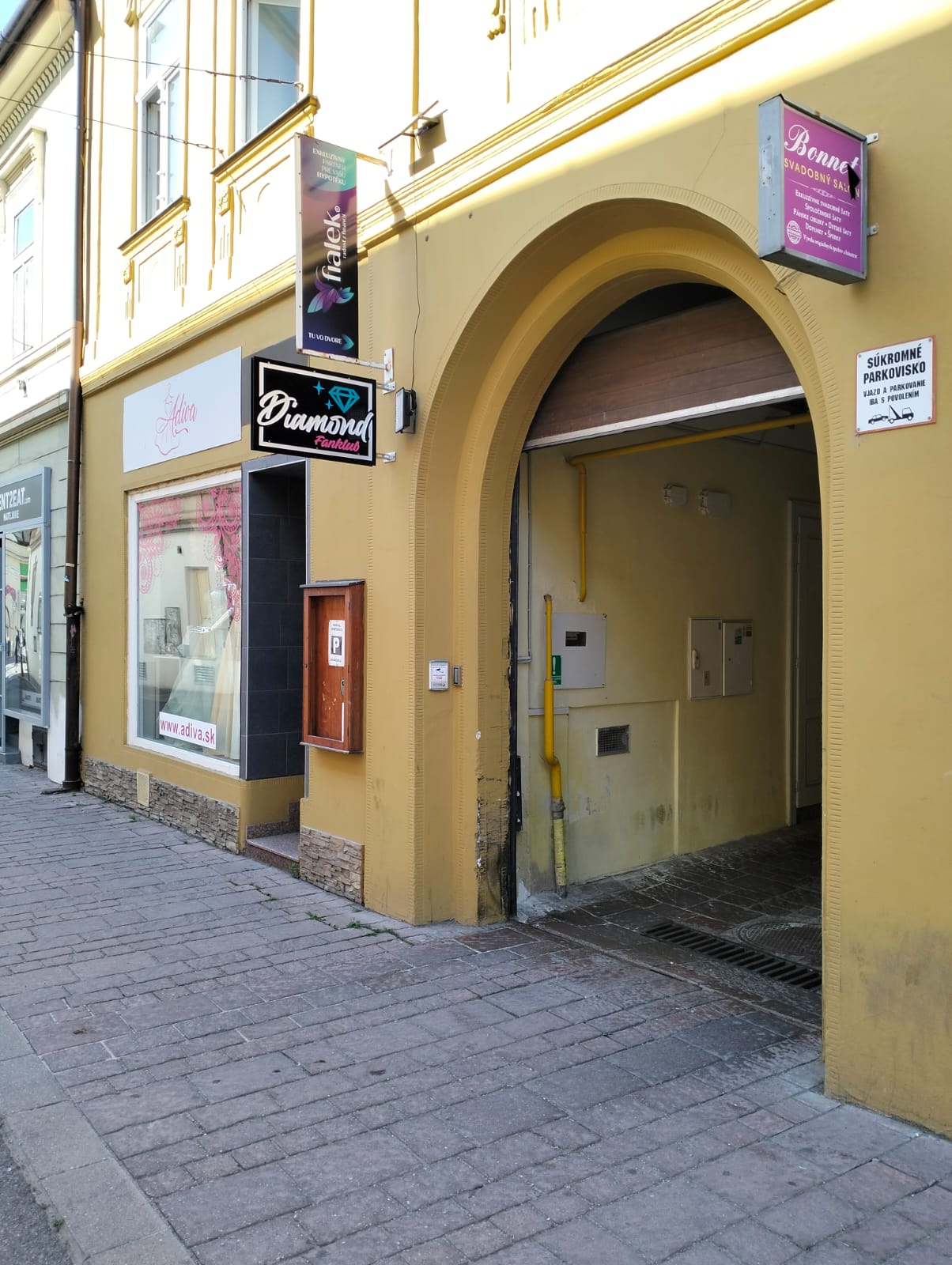 Vchod do Diamond Fanklub na Kováčskej ulici v Košiciach